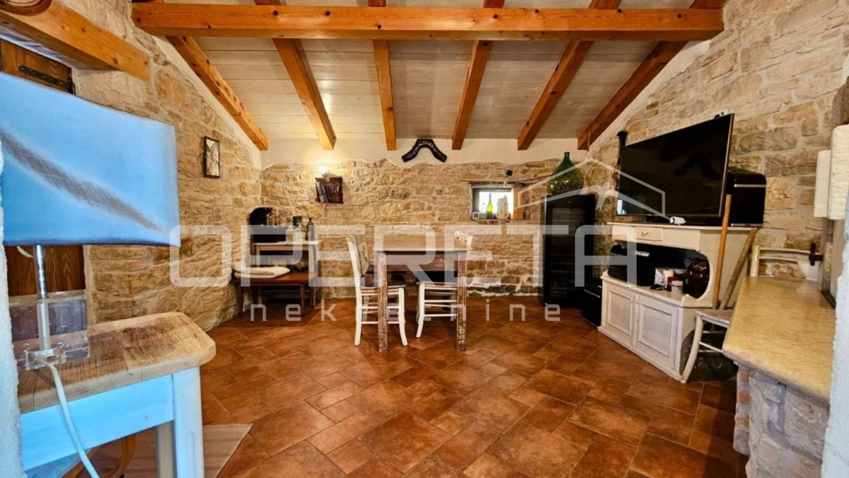 Poreč okolica - Samostojna kamnita hiša z velikim vrtom blizu morja