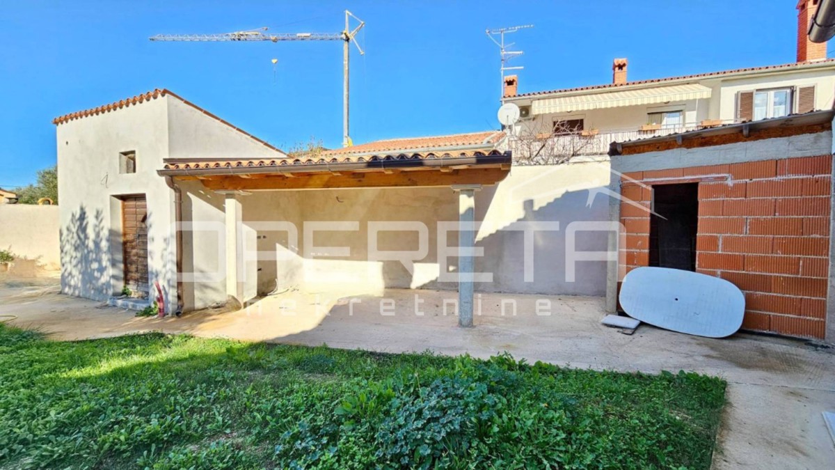 Poreč okolica - Samostojna kamnita hiša z velikim vrtom blizu morja