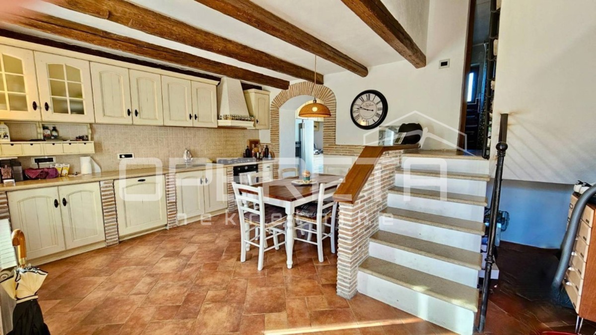 Poreč okolica - Samostojna kamnita hiša z velikim vrtom blizu morja