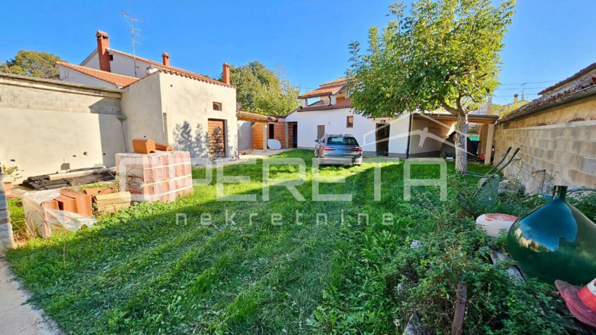 Poreč okolica - Samostojna kamnita hiša z velikim vrtom blizu morja