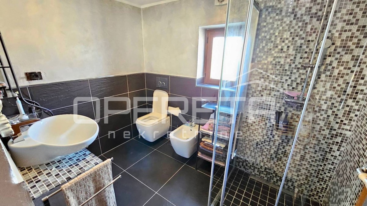 Poreč okolica - Samostojna kamnita hiša z velikim vrtom blizu morja