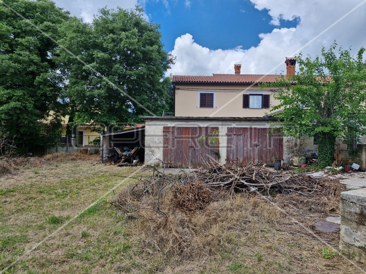 Kuca za adaptacijo sa velikim potencialom, okolica Barbane.