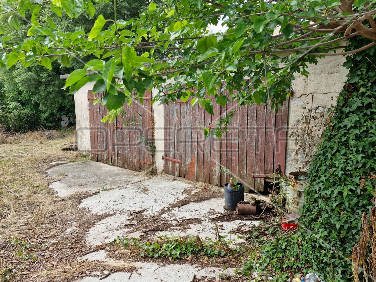 Kuca za adaptacijo sa velikim potencialom, okolica Barbane.