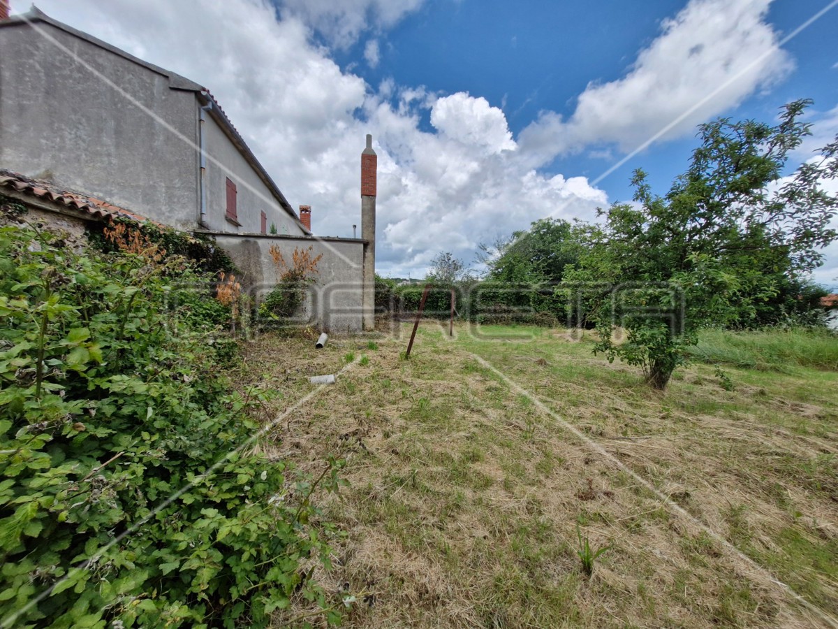 Kuca za adaptacijo sa velikim potencialom, okolica Barbane.