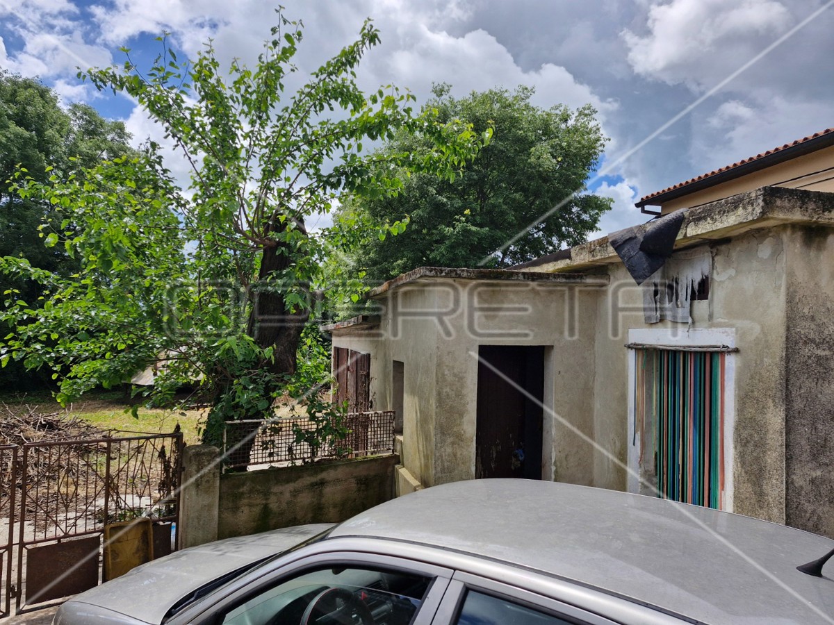 Kuca za adaptacijo sa velikim potencialom, okolica Barbane.