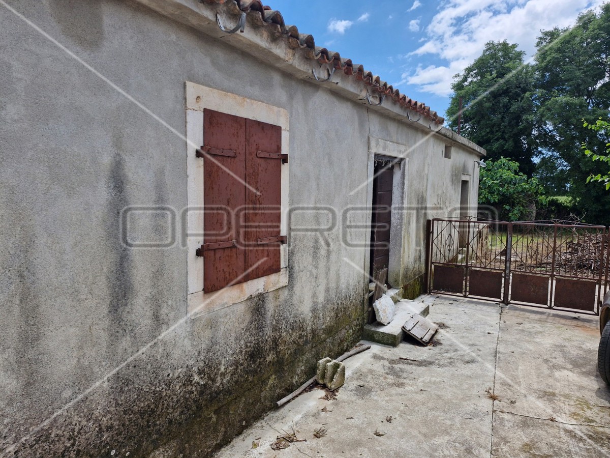 Kuca za adaptacijo sa velikim potencialom, okolica Barbane.