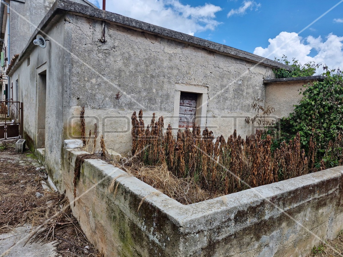 Kuca za adaptacijo sa velikim potencialom, okolica Barbane.