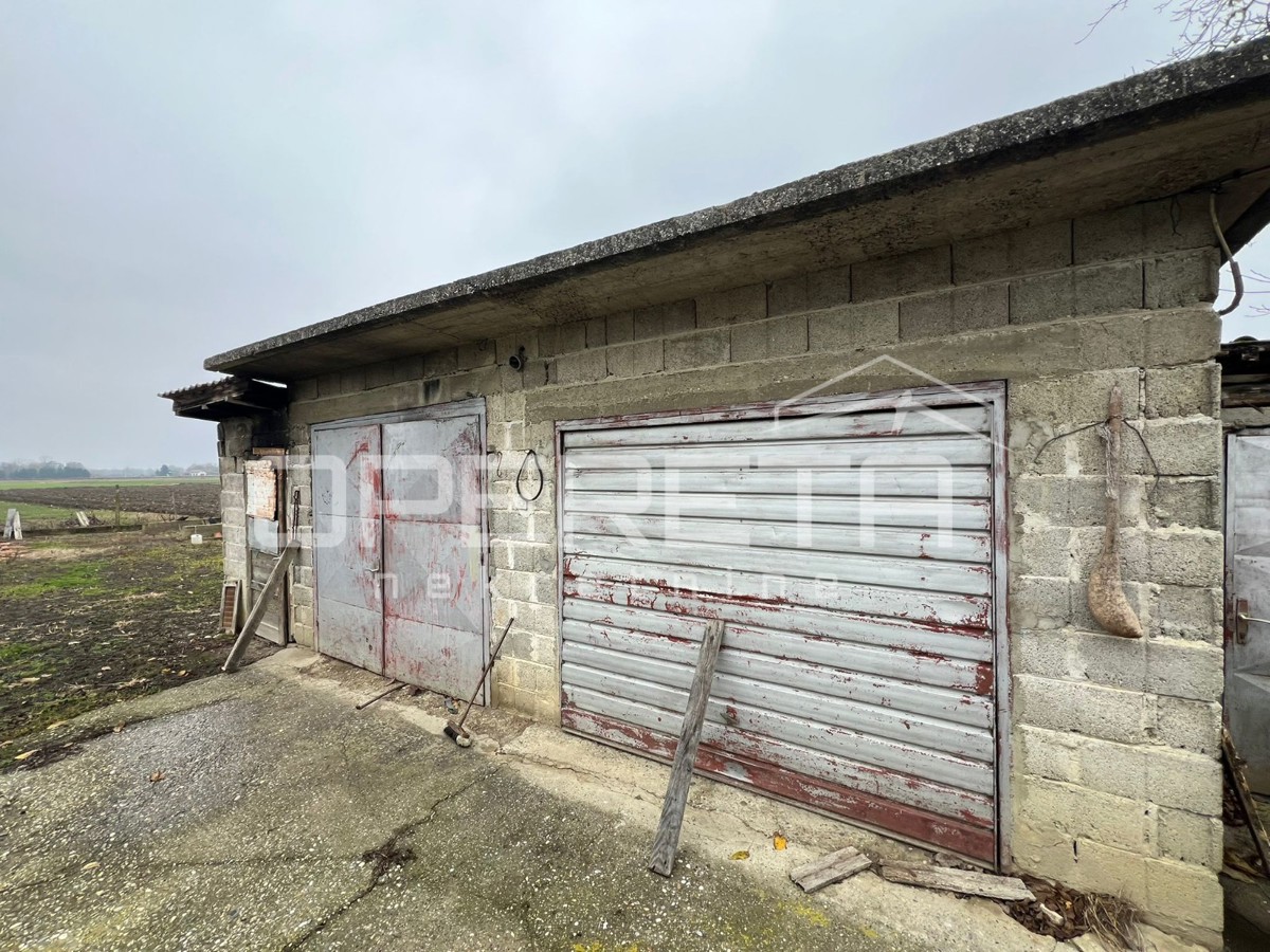 DRUŽINSKA HIŠA S DVORIŠČEM V MADARAŠEVCU