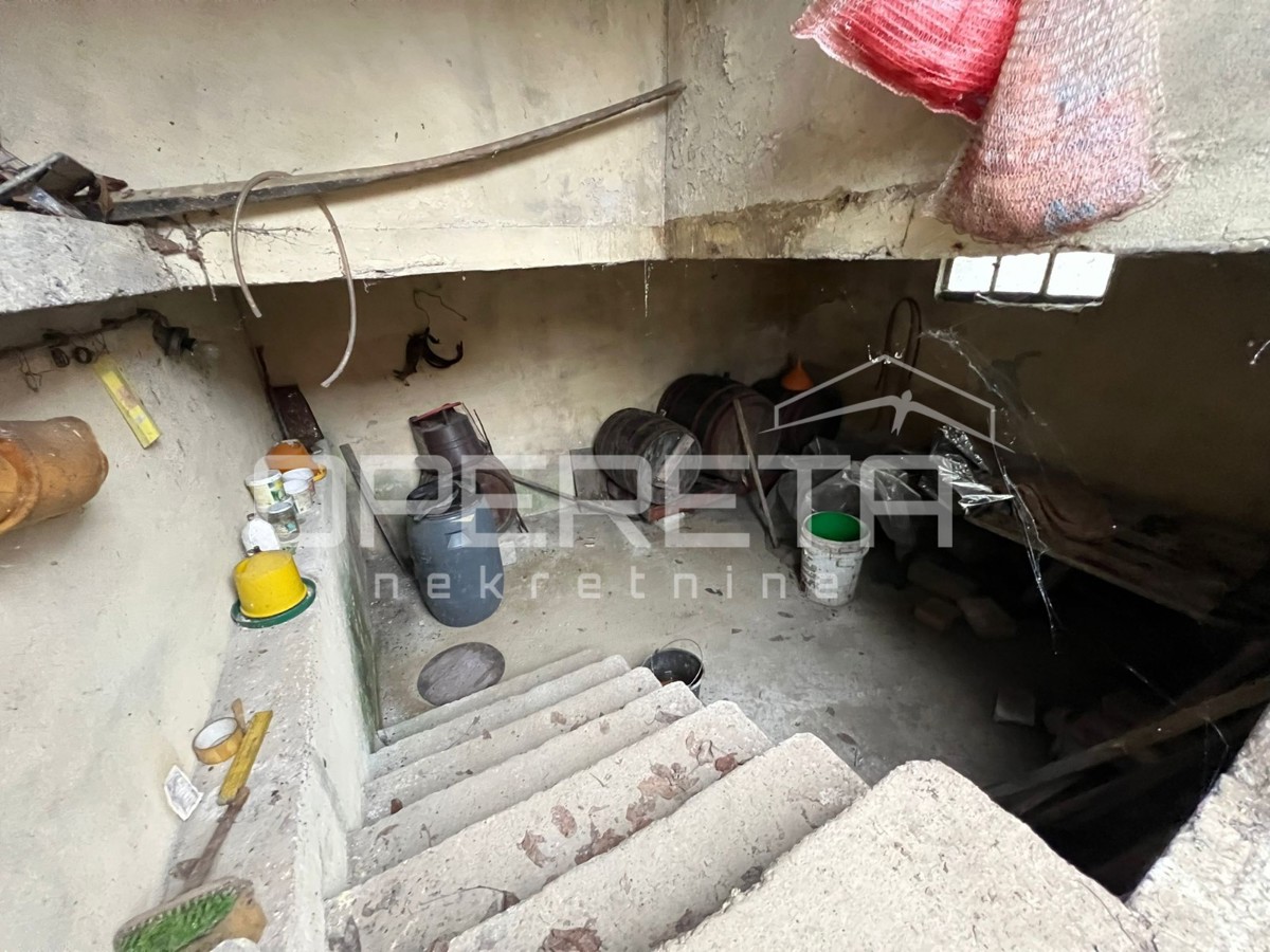 DRUŽINSKA HIŠA S DVORIŠČEM V MADARAŠEVCU