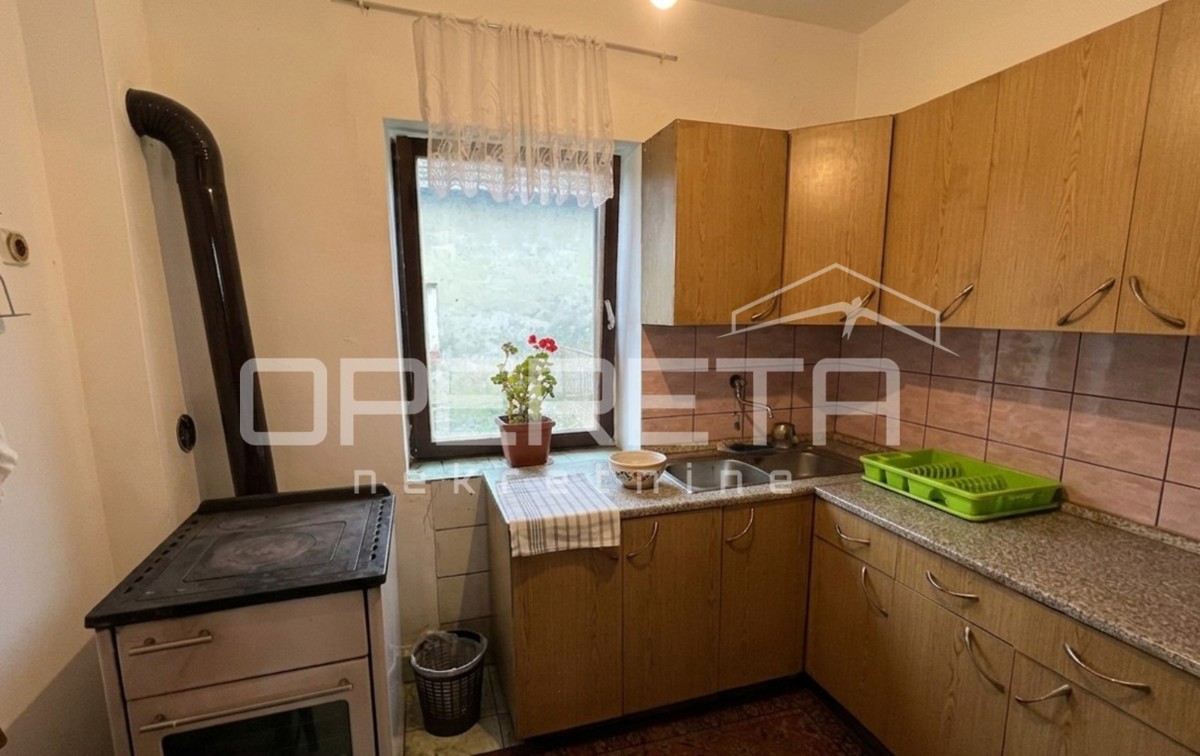 DRUŽINSKA HIŠA S DVORIŠČEM V MADARAŠEVCU