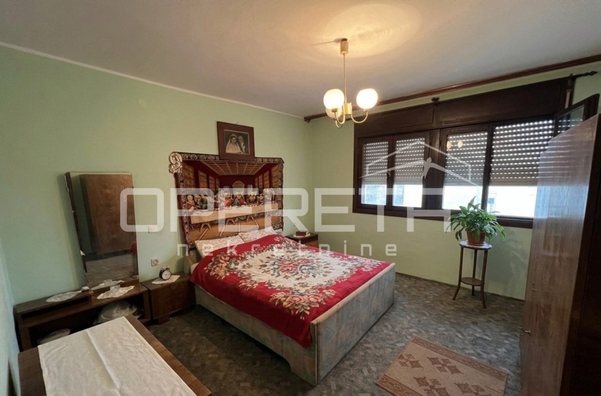 DRUŽINSKA HIŠA S DVORIŠČEM V MADARAŠEVCU