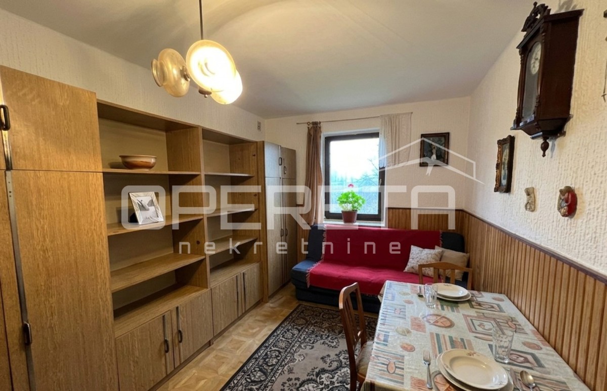 DRUŽINSKA HIŠA S DVORIŠČEM V MADARAŠEVCU