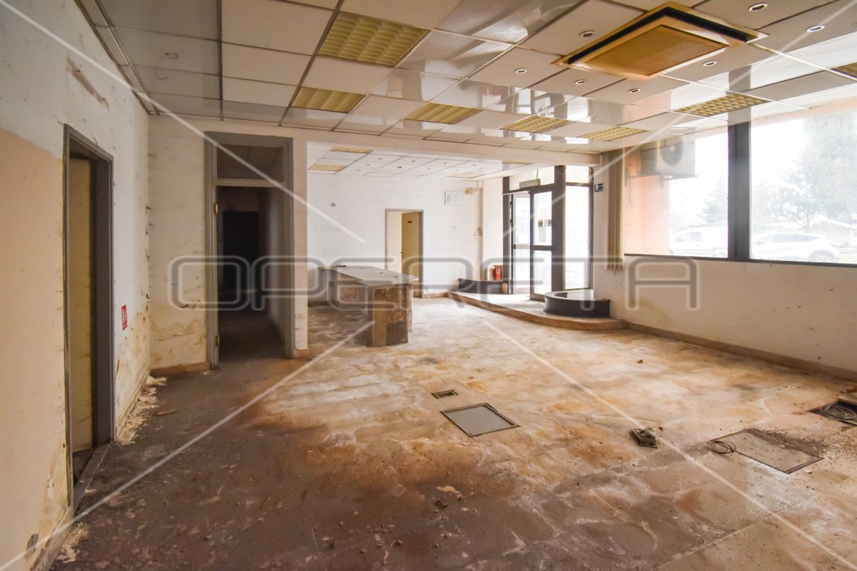 Poslovni prostor z izlogom, 130,20 m2, Metković, center