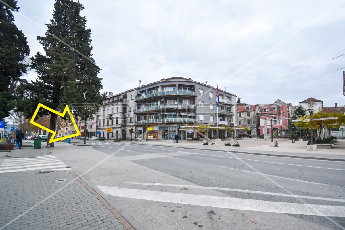 Poslovni prostor z izlogom, 130,20 m2, Metković, center