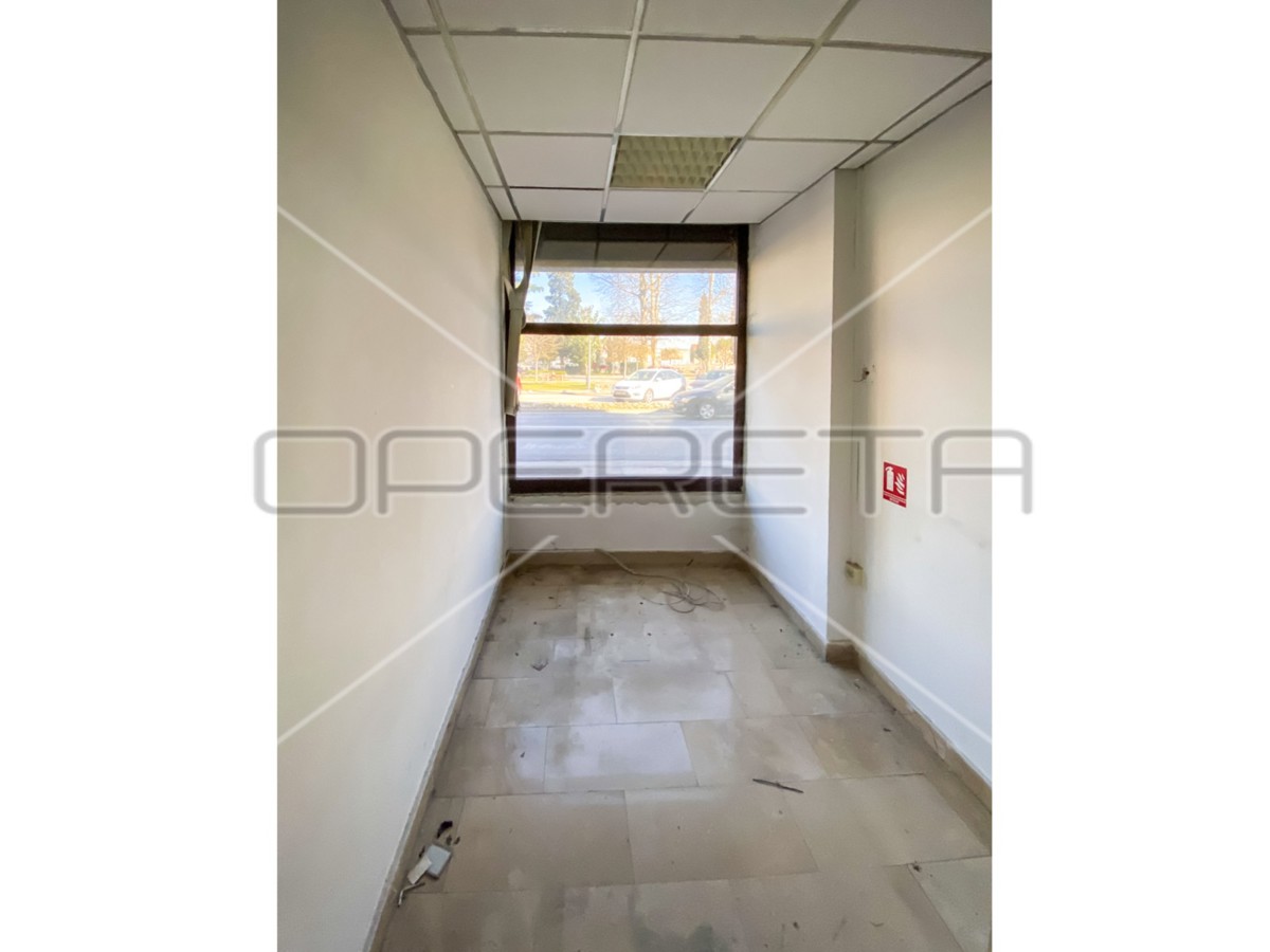 Poslovni prostor z izlogom, 130,20 m2, Metković, center