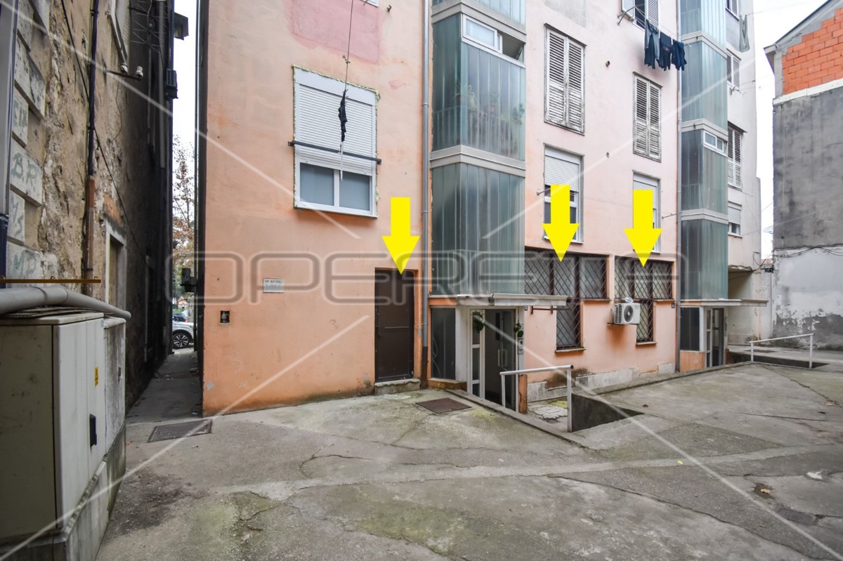 Poslovni prostor z izlogom, 130,20 m2, Metković, center