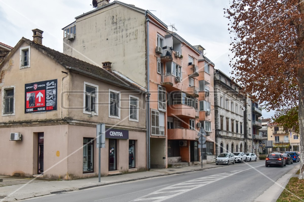 Poslovni prostor z izlogom, 130,20 m2, Metković, center