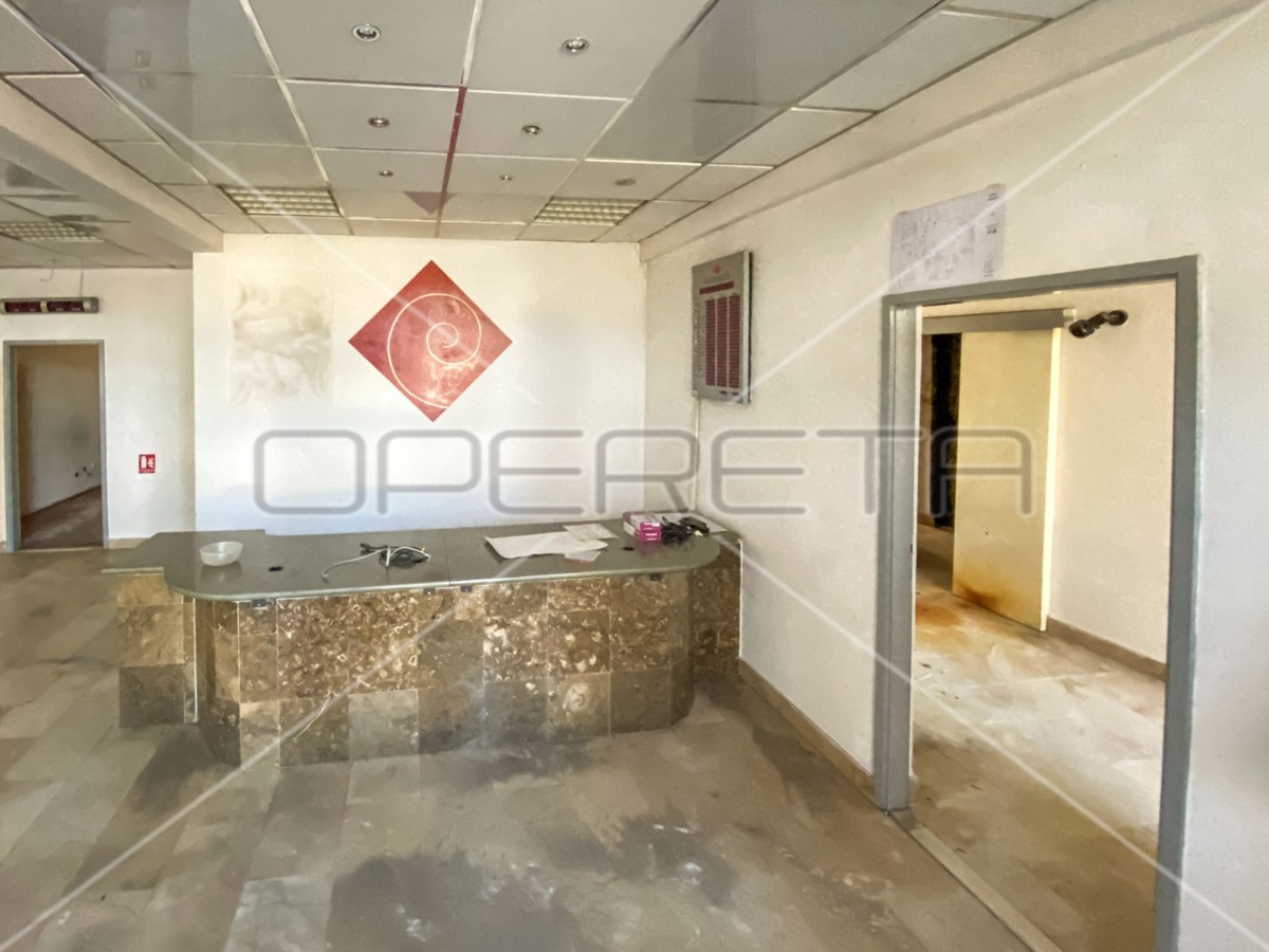 Poslovni prostor z izlogom, 130,20 m2, Metković, center