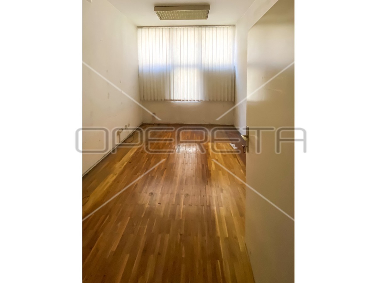 Poslovni prostor z izlogom, 130,20 m2, Metković, center