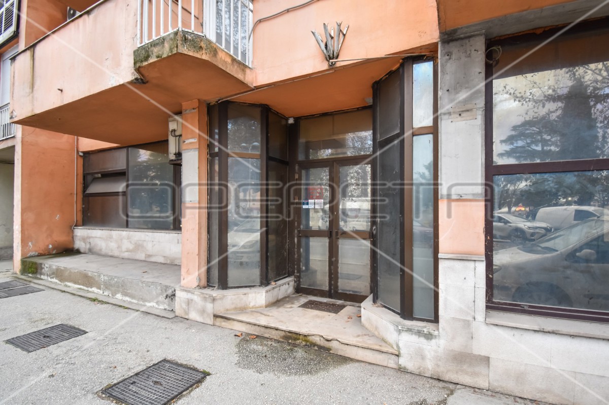 Poslovni prostor z izlogom, 130,20 m2, Metković, center