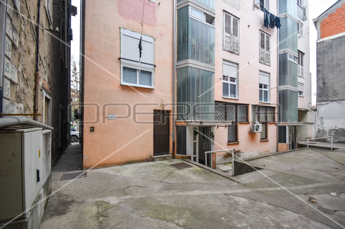 Poslovni prostor z izlogom, 130,20 m2, Metković, center