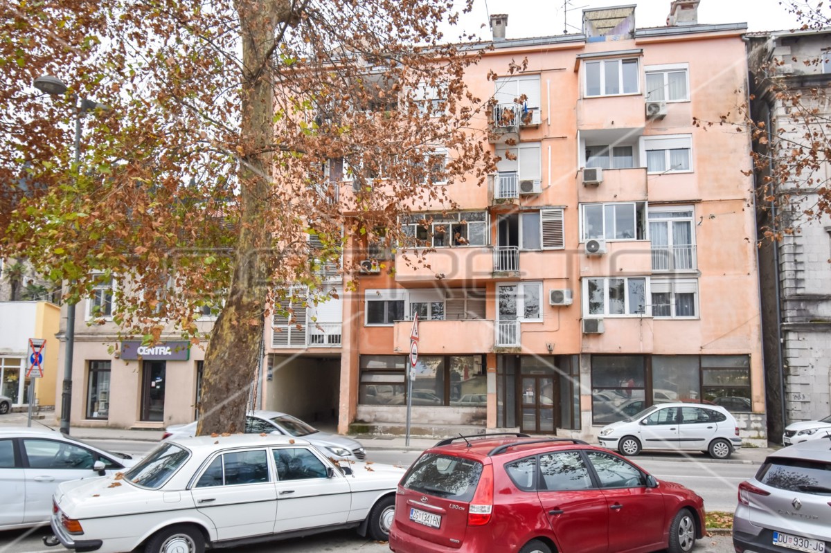 Poslovni prostor z izlogom, 130,20 m2, Metković, center