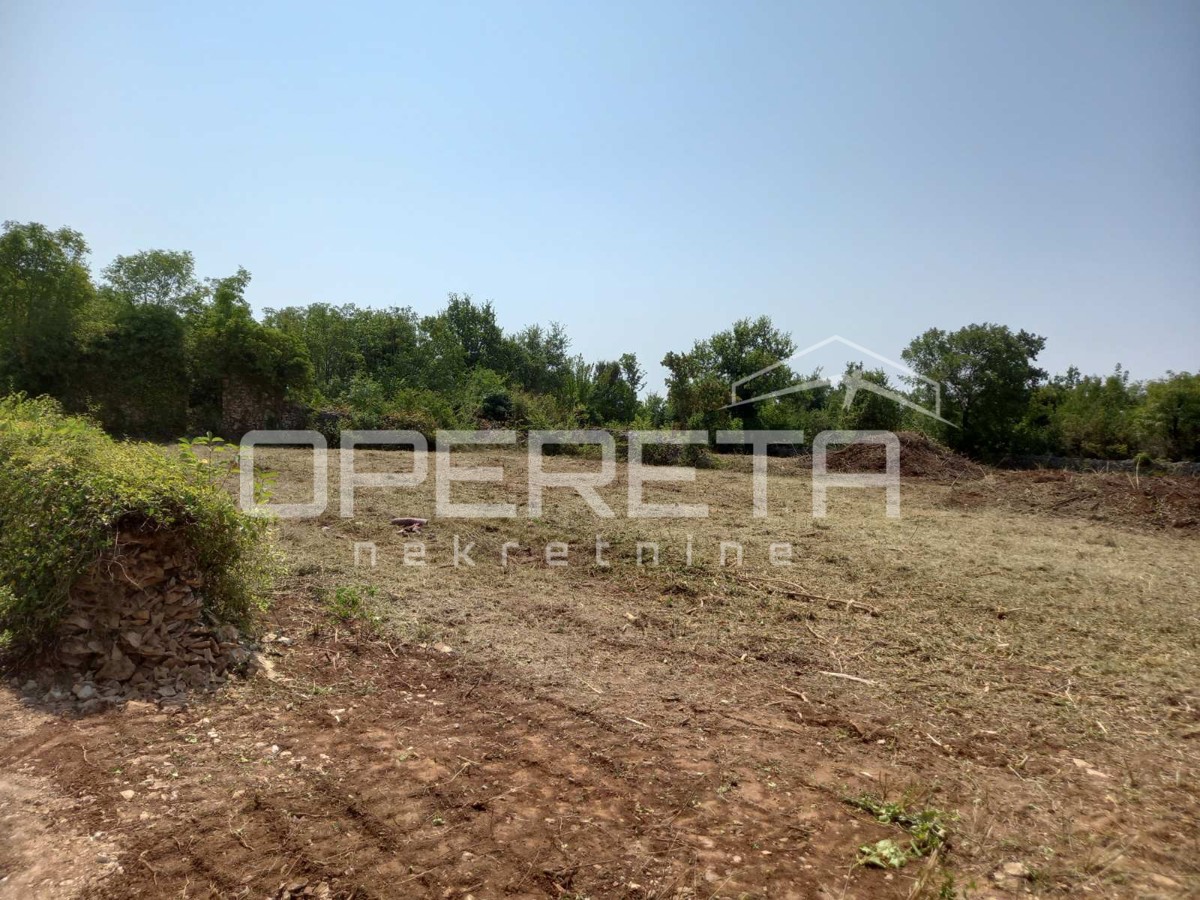 Gradbena parcela 505 m² v Pinezićih (elektrika, voda, urejena pot in lastništvo)