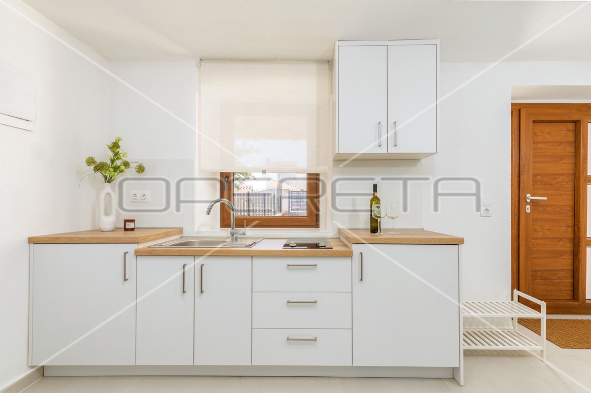 Istra, Šišan - Hiša dvojček s tremi apartmaji, idealna za investicijo