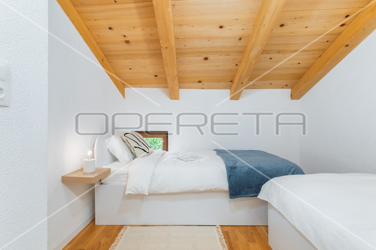 Istra, Šišan - Hiša dvojček s tremi apartmaji, idealna za investicijo