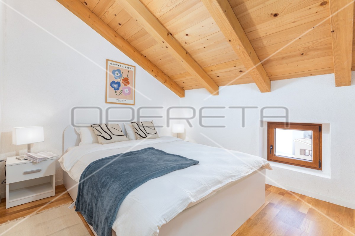 Istra, Šišan - Hiša dvojček s tremi apartmaji, idealna za investicijo