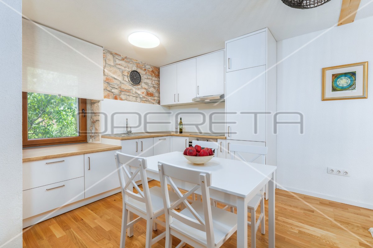 Istra, Šišan - Hiša dvojček s tremi apartmaji, idealna za investicijo