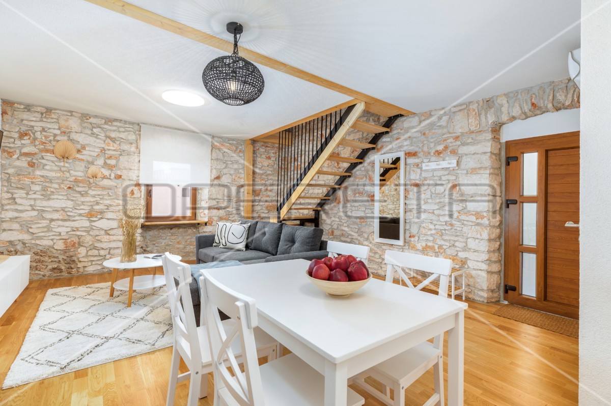 Istra, Šišan - Hiša dvojček s tremi apartmaji, idealna za investicijo