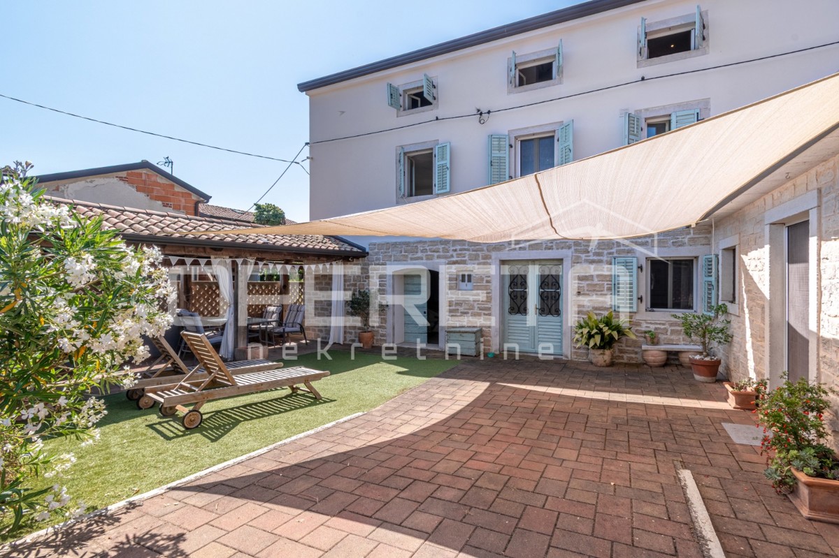 Istra, okolica Poreča - Kamnita hiša z dvoriščem