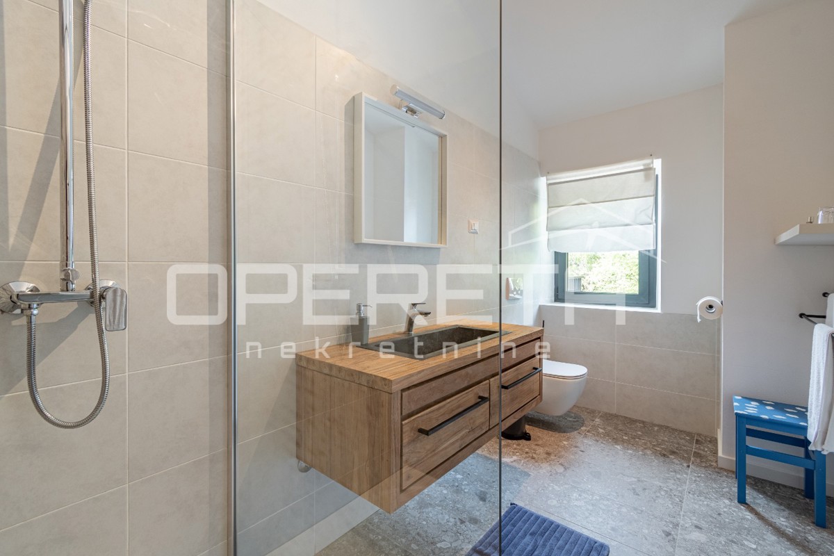 Istra, območje Poreča - rustikalna hiša z bazenom in studio apartmajem