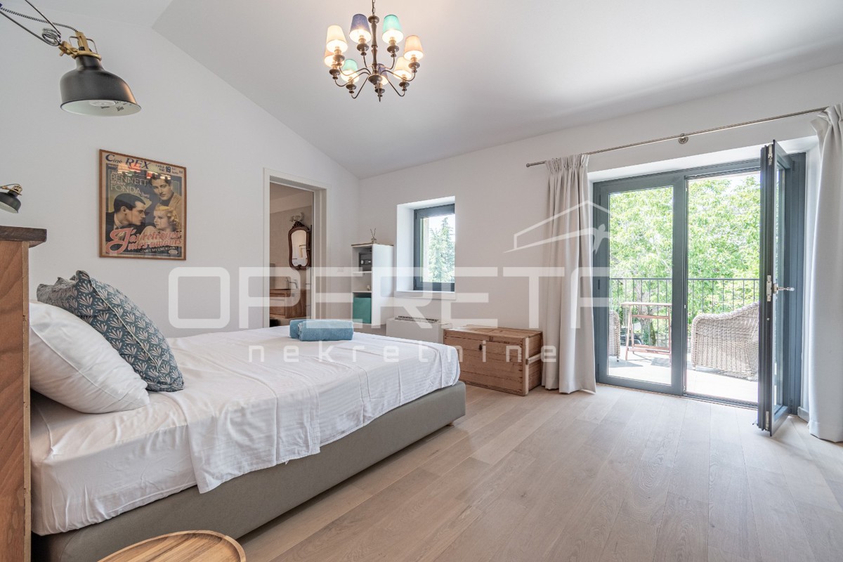 Istra, območje Poreča - rustikalna hiša z bazenom in studio apartmajem