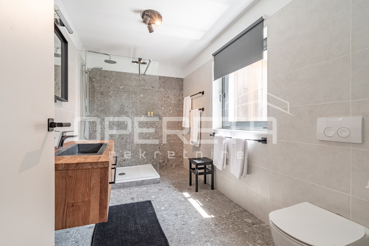 Istra, območje Poreča - rustikalna hiša z bazenom in studio apartmajem