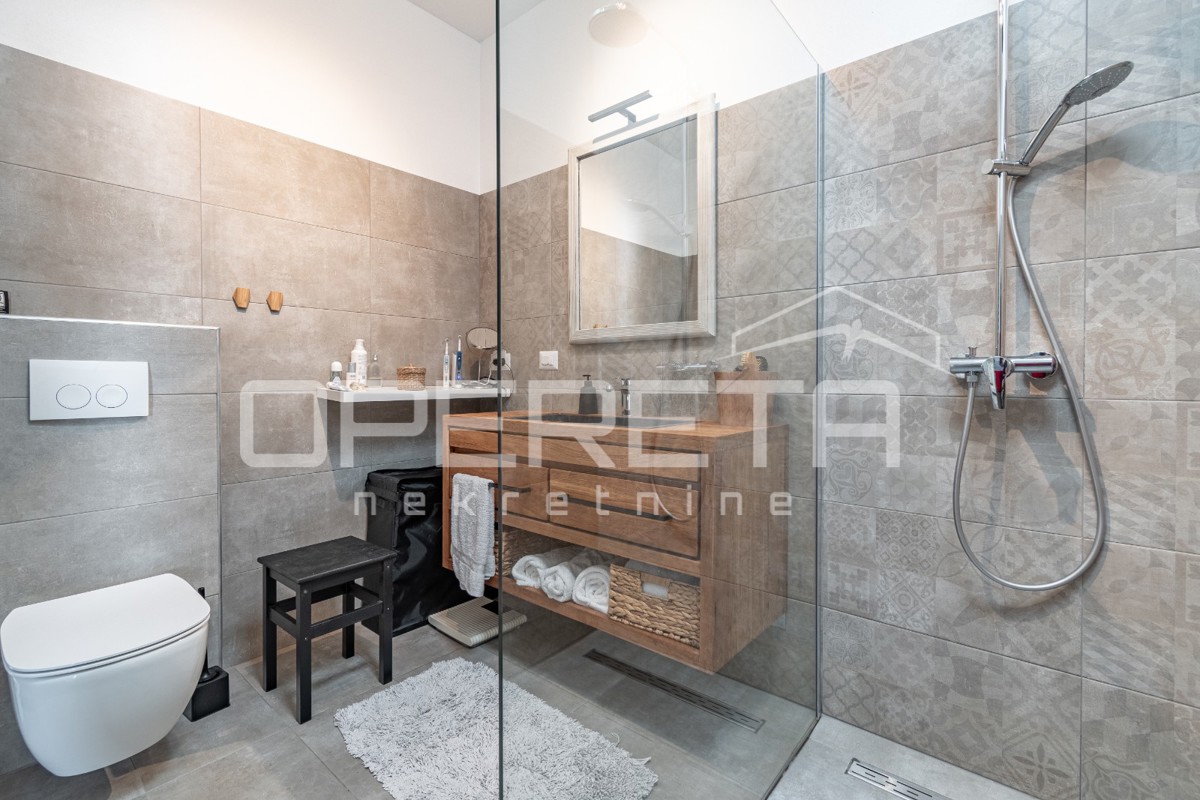 Istra, območje Poreča - rustikalna hiša z bazenom in studio apartmajem