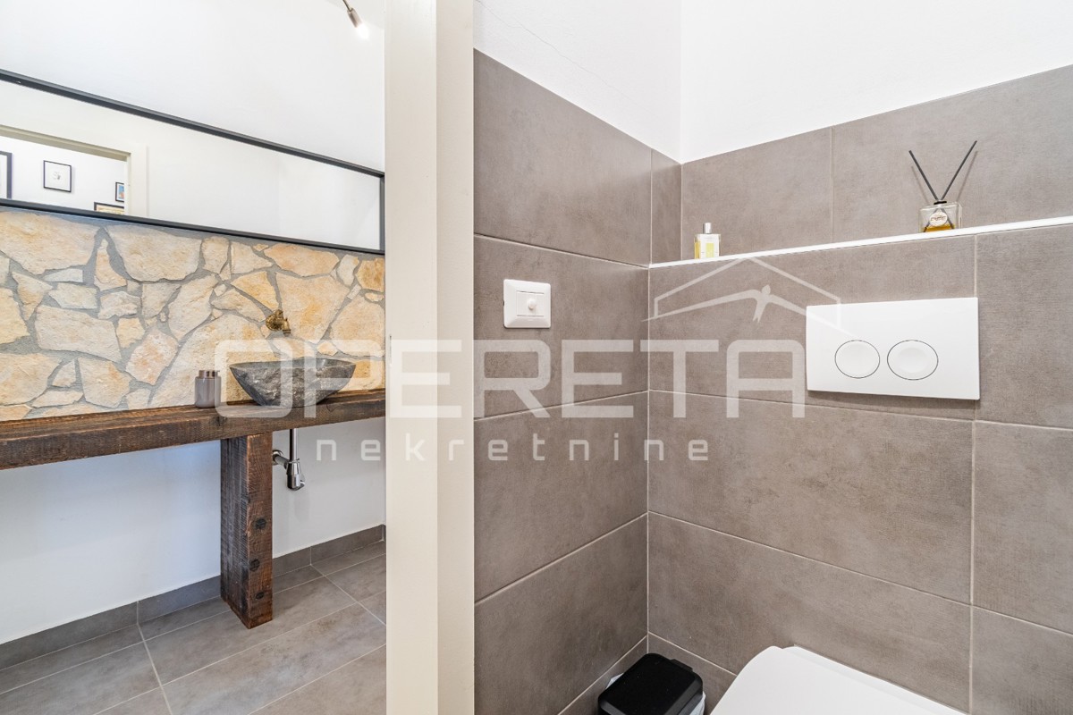 Istra, območje Poreča - rustikalna hiša z bazenom in studio apartmajem