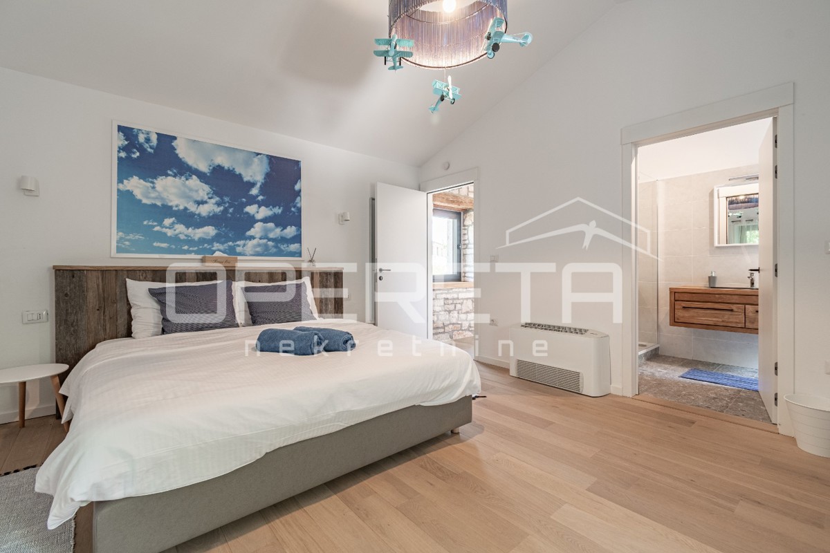 Istra, območje Poreča - rustikalna hiša z bazenom in studio apartmajem