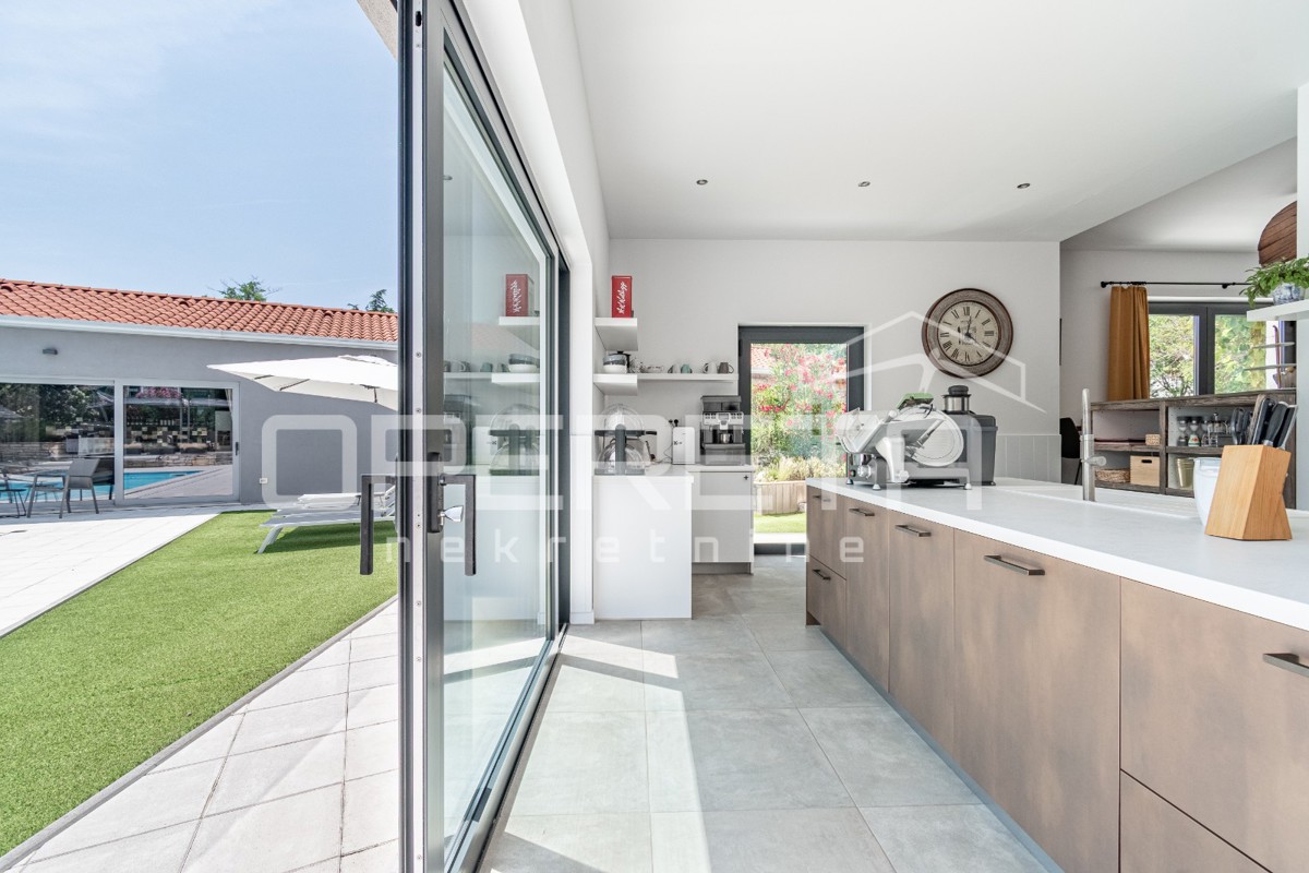 Istra, območje Poreča - rustikalna hiša z bazenom in studio apartmajem