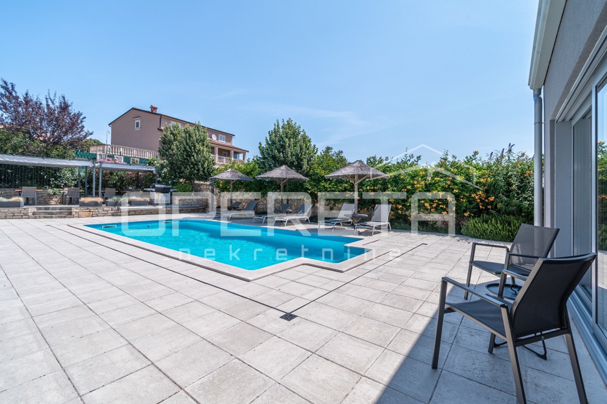 Istra, območje Poreča - rustikalna hiša z bazenom in studio apartmajem