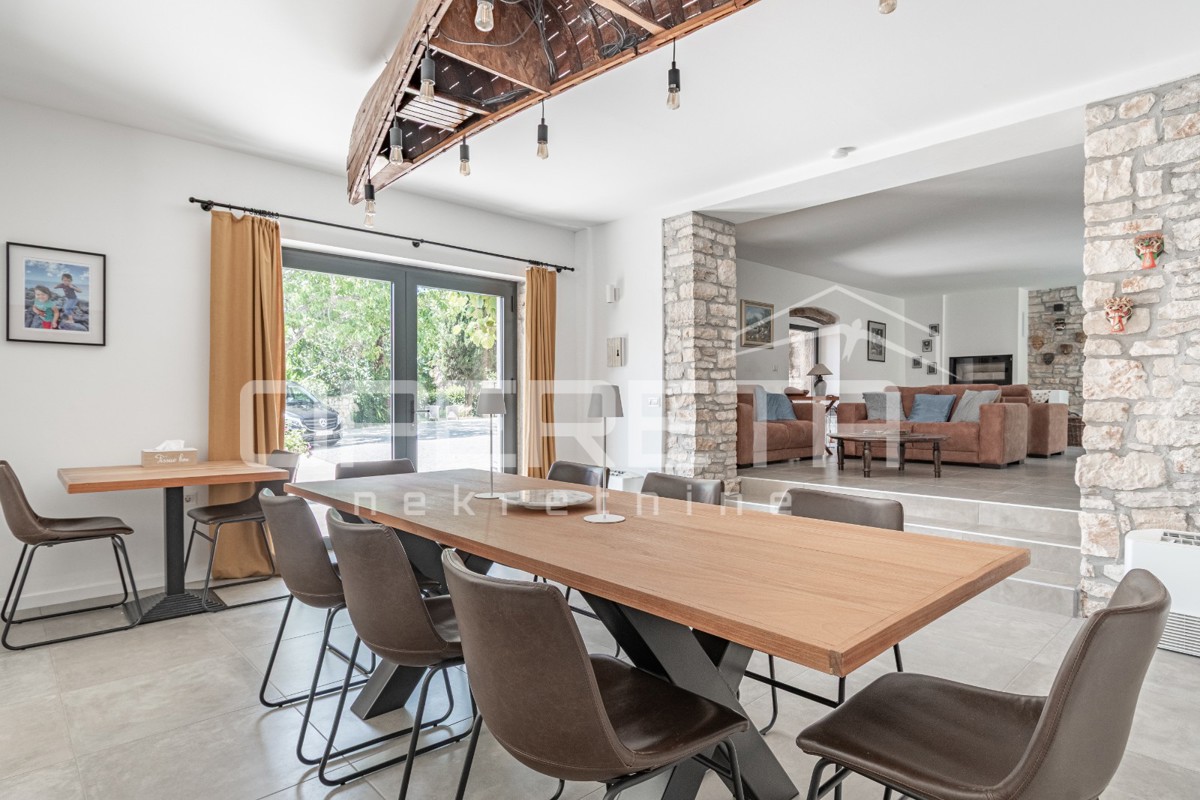 Istra, območje Poreča - rustikalna hiša z bazenom in studio apartmajem