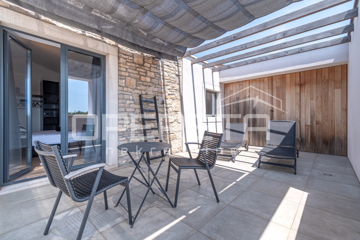 Istra, območje Poreča - rustikalna hiša z bazenom in studio apartmajem