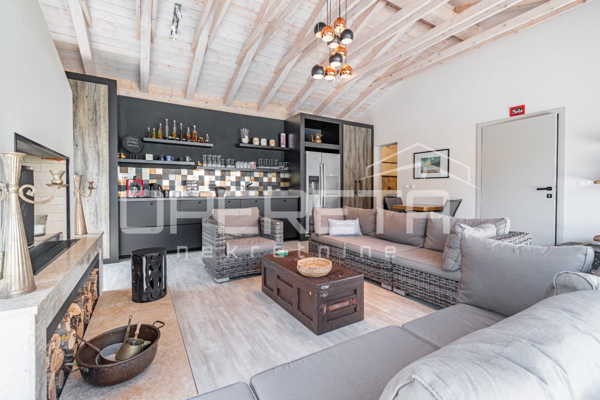 Istra, območje Poreča - rustikalna hiša z bazenom in studio apartmajem