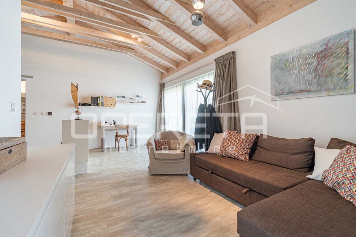 Istra, območje Poreča - rustikalna hiša z bazenom in studio apartmajem