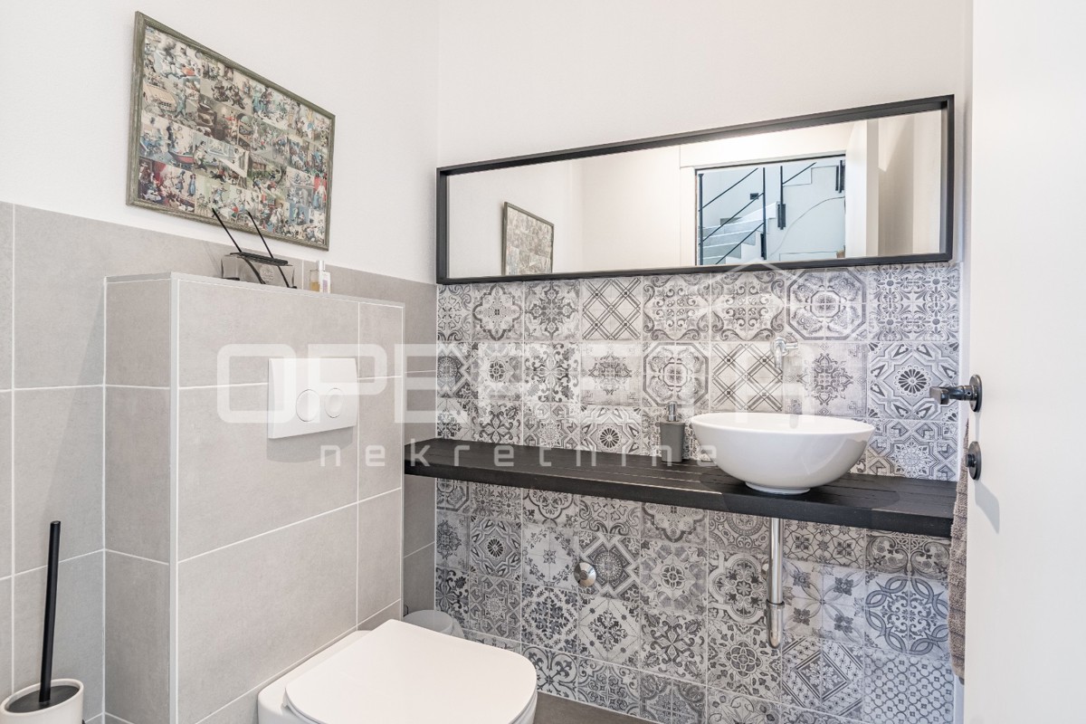 Istra, območje Poreča - rustikalna hiša z bazenom in studio apartmajem