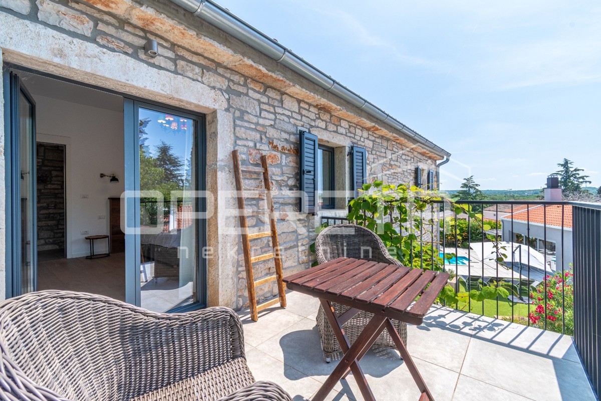 Istra, območje Poreča - rustikalna hiša z bazenom in studio apartmajem