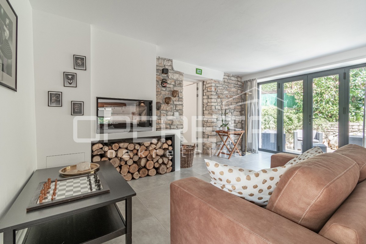 Istra, območje Poreča - rustikalna hiša z bazenom in studio apartmajem