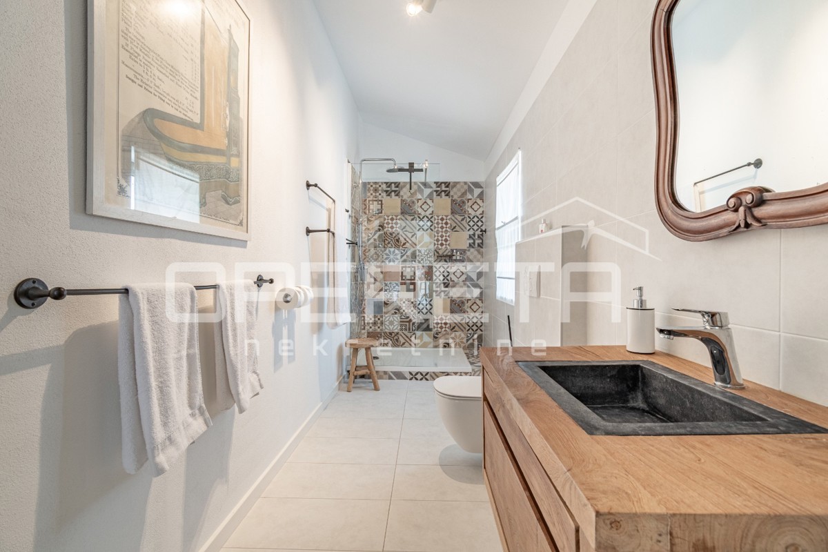 Istra, območje Poreča - rustikalna hiša z bazenom in studio apartmajem