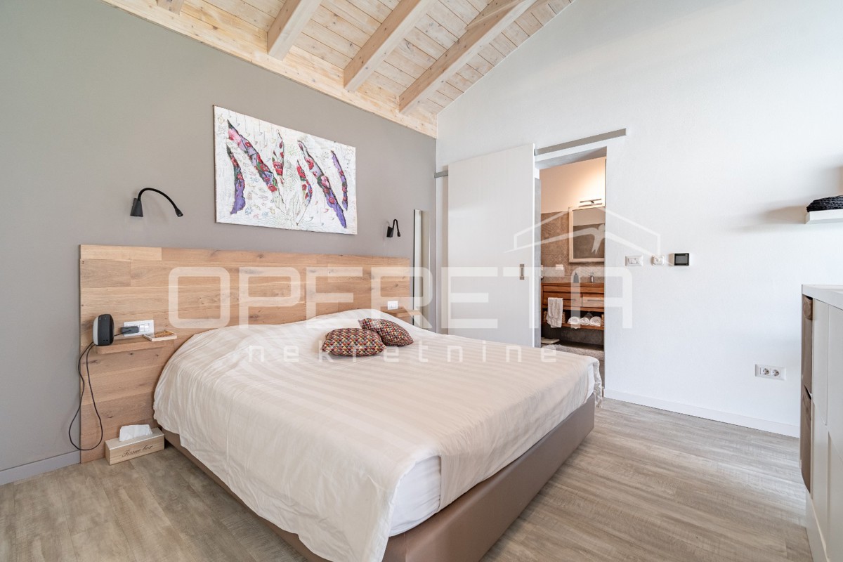 Istra, območje Poreča - rustikalna hiša z bazenom in studio apartmajem